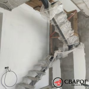 Металлическая лестница на монокосоуре с оригинальными перилами "Валлетта"фото7