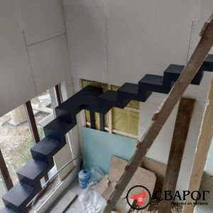 Металлическая лестница на ломанном монокосоуре из листа "Свег"фото11
