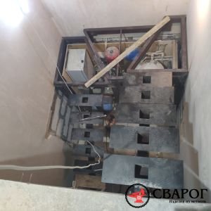 Металлокаркас лестницы на монокосоуре с площадкой в дом фото3