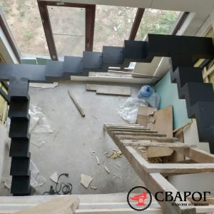 Металлическая лестница на ломанном монокосоуре из листа "Свег"фото10