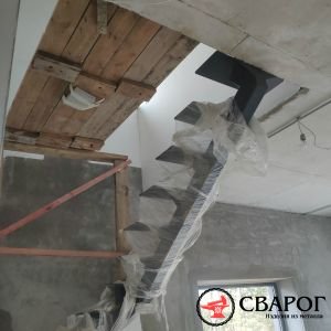 Металлическая лестница на монокосоуре с оригинальными перилами "Валлетта" фото5