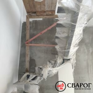 Металлическая лестница на монокосоуре с оригинальными перилами "Валлетта" фото4