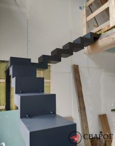 Металлическая лестница на ломанном монокосоуре из листа "Свег"фото8