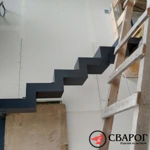 Металлическая лестница на ломанном монокосоуре из листа "Свег"фото7
