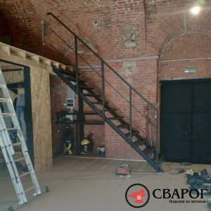 Прямая лестница на двух косоурах со ступенями ПВЛ "Биржай"фото2