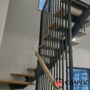 Металлическая лестница на монокосоуре с оригинальными перилами "Валлетта"