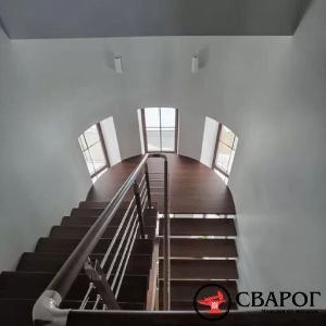 Лестница п-образная на косоуре с площадкой фото2